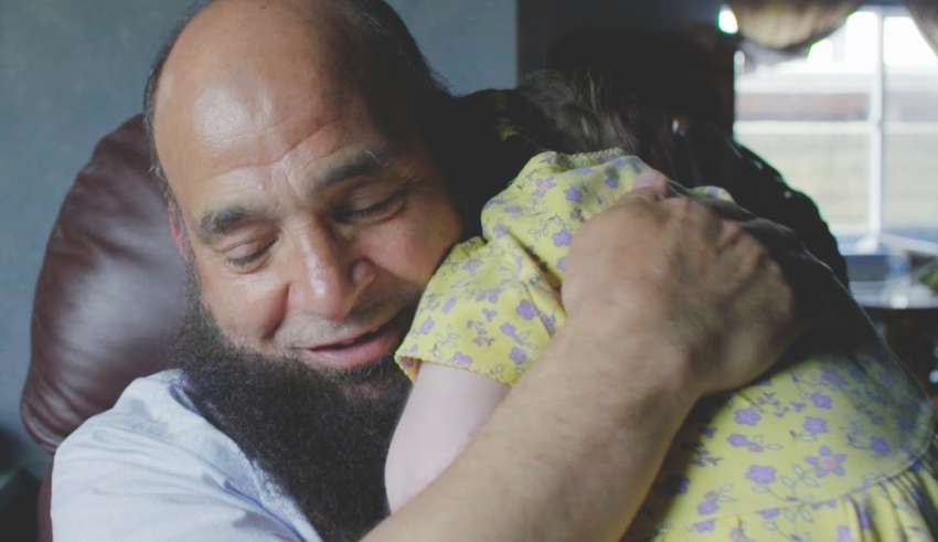 Muslimanski rejniški oče skrbi za smrtno obolele otroke